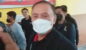 Diperiksa Polda Jatim, Ketua Umum PSSI Iwan Bule Bawa Setumpuk Dokumen