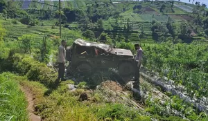 Mobil Jimmny Terjun Bebas ke Jurang Sedalam 20 Meter di Tanjungsari, 5 Orang Terluka