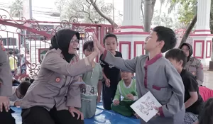 Polresta Bandung Kirim Polwan ke Cianjur Hibur Anak-anak