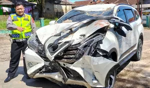 Braak, Minibus Seruduk Pom Mini dan Warung di Jampangkulon