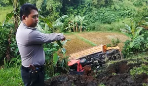 Limbah Batu Bara dari Truk yang Nyungsep di Jampangtengah Berpotensi Cemari Lingkungan