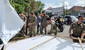Melanggar Aturan, Satpol PP Kota Sukabumi Tertibkan 161 Reklame Komersial