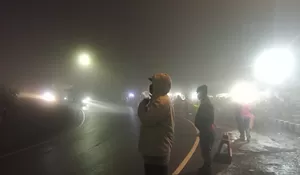 Kabut Tebal Selimuti Puncak Pass Saat Pergantian Tahun