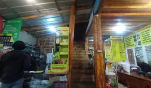 Diguyur Hujan, Warung di Puncak Sepi Pengunjung