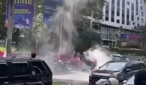 Gas Air Mata Meledak di Motor Polisi Saat Mengawal Bis Timnas Vietnam