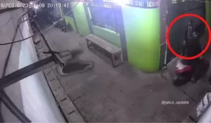 Pelaku Begal Payudara Terekam CCTV di Jakarta Utara