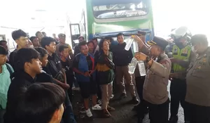 Polisi Amankan Belasan Botol Miras dari Kendaraan Bobotoh yang akan Menuju Stadion GBLA