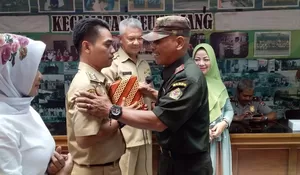 Mantan Sekcam Leuwiliang Dihadiahi Keris