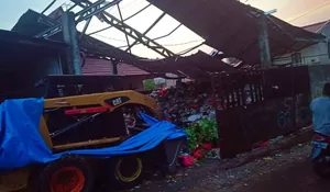 Polisi Sedang Mealakukan  Penyelidikan,Tower Roboh Timpa 4 Rumah di Depok