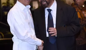 Jokowi-Paloh Dinilai Masih Saling Membutuhkan,Berpelukan Erat