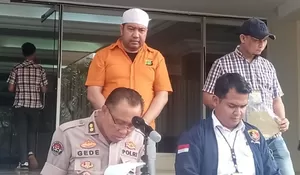 Ngaku Keturunan Raja, Orang Ini Bawa Sajam
