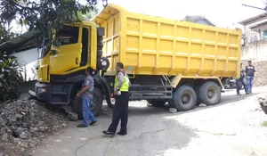 Bawa Material Tol Bocimi, Truk Tabrak Warung Ayam