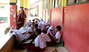 Murid SDN Tegalpondoh di Tenjo Terpaksa Belajar Lesehan