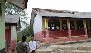 Puluhan Rumah dan Gedung Sekolah Rusak