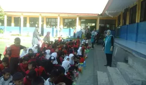 Murid SDN Bantarkemang Belajar di Luar Kelas