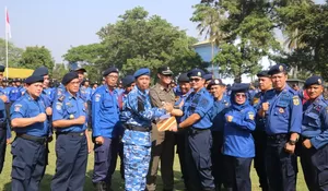 Prajurit Ats Belajar Cara Evakuasi saat Kebakaran