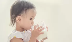 Yuk, Biasakan Batita Minum Pakai Gelas!