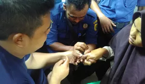 Petugas Damkar Lepaskan Cincin ABG Ciawi