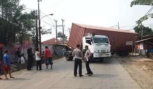 Kontainer Terguling Sempat Bikin Macet