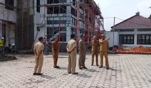 Sekda Ngecek Proyek Kantor Kecamatan Leuwiliang