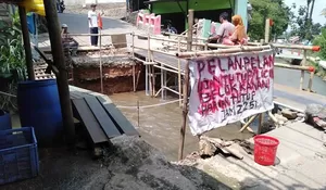 Jembatan Dibongkar Pemborong, Ekonomi Warga Mati Suri