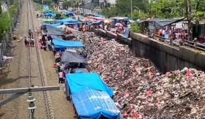 Tumpukan Sampah di Jalur Kereta Rugikan PT KAI