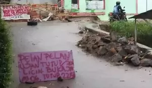 Warga Terpaksa Bikin Jembatan Sementara