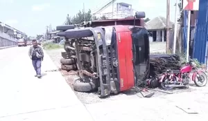 Apes... Empat Motor Rusak Ketiban Truk