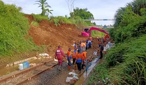 Jalur KA Bogor-Sukabumi Tertimbun Longsor