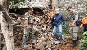 Warga Citeko Diteror Longsor