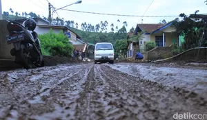 Lumpur Banjir Bandang Masih Tutup Jalan Kertasari-Pangalengan