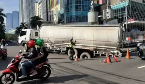 Truk Tangki Jeblos di Putaran Depan Thamrin City, Sebagian Jalan Tertutup