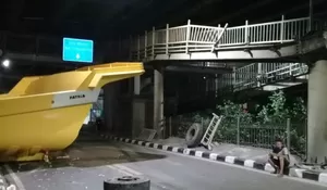 Tabrak JPO, Bak Truk Tutup 1 Lajur Jalan Ahmad Yani Jakut