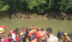 Kapolsek Cibungbulang Terjun Langsung Evakuasi Korban Hanyut