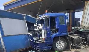 Kecelakaan Beruntun, Kontainer Tabrak Dua Mobil di Tol