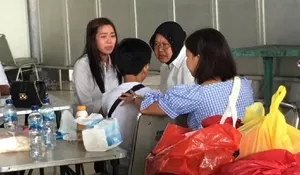 Kunjungi Keluarga Pasutri Meninggal Tertimpa Pohon, Risma Disambut Tangis