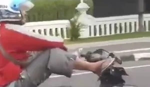 Lagi Viral di Yogya! Ada Pemotor Santuy Banget Nyetir Pakai Kaki