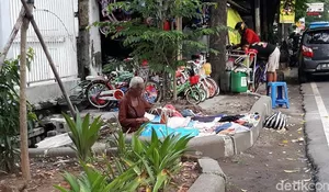 Alasan Mbah Salami Jual Baju Bekas Mulai Siang Hari: Hindari Satpol PP