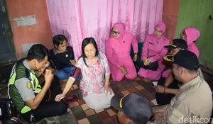 Kala Polisi Salurkan Bantuan untuk Suami-Istri Tunanetra di Bandung