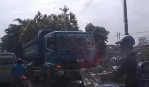 Bikin Macet, Motor hingga Truk Lawan Arus di Depan Stasiun Klender
