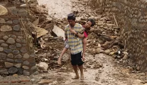 Jalan Kaki 2 Jam Tembus Lumpur demi Bantu Korban Banjir Lebak