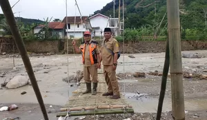 Warga Tiga Kampung Andalkan Jembatan Gantung