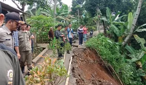 Longsor Tutup Akses Jalan Dua Desa