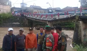 Jembatan Roboh Diterjang Banjir Bandang