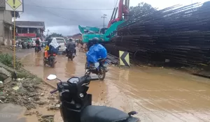 Jalan Alternatif Cigombong Tergenang Lumpur