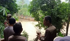 Jembatan Kantalarang Putus, Warga Terpaksa Pakai Rakit