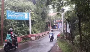 Warga Carangpulang Minta Pemkab Lebarkan Jembatan