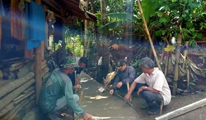 Warga Cipelang Antusias Bangun Jalan Kampung