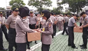 Personil Polda Jabar Patungan Bantu Korban Bencana