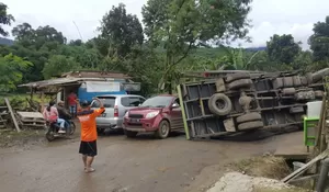 Truk Semen Buat Warga Terbalik di Sukajaya